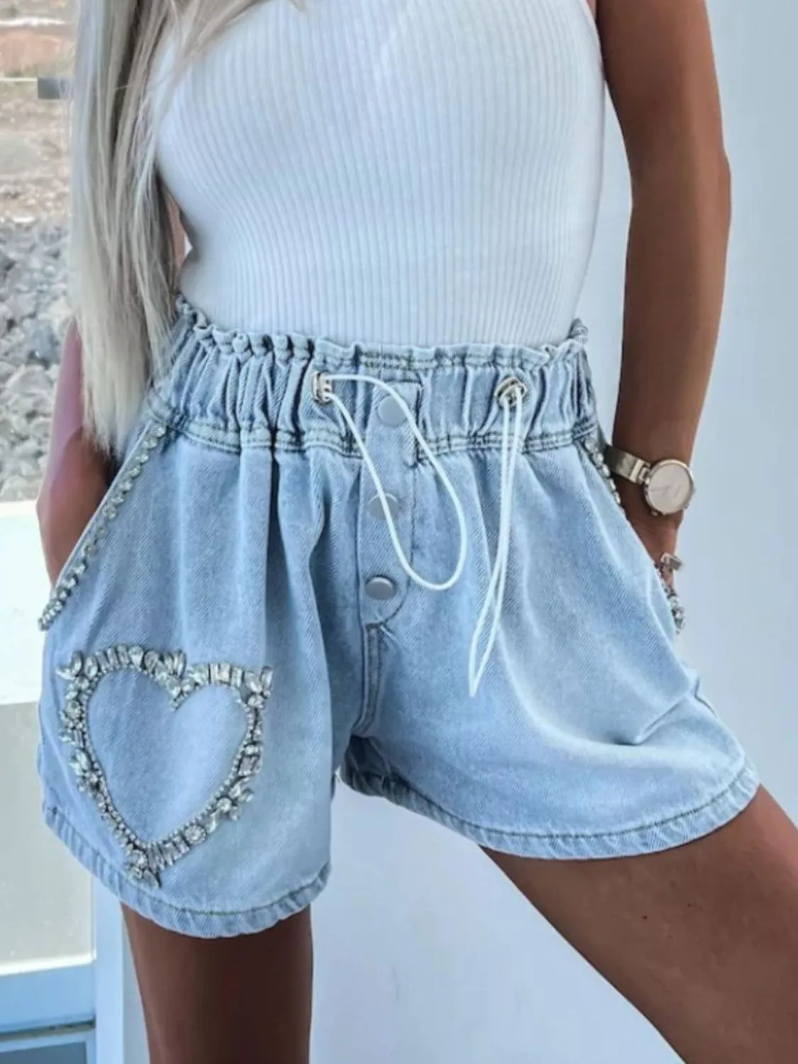 Denim-Shorts mit Strass-Kordelzug