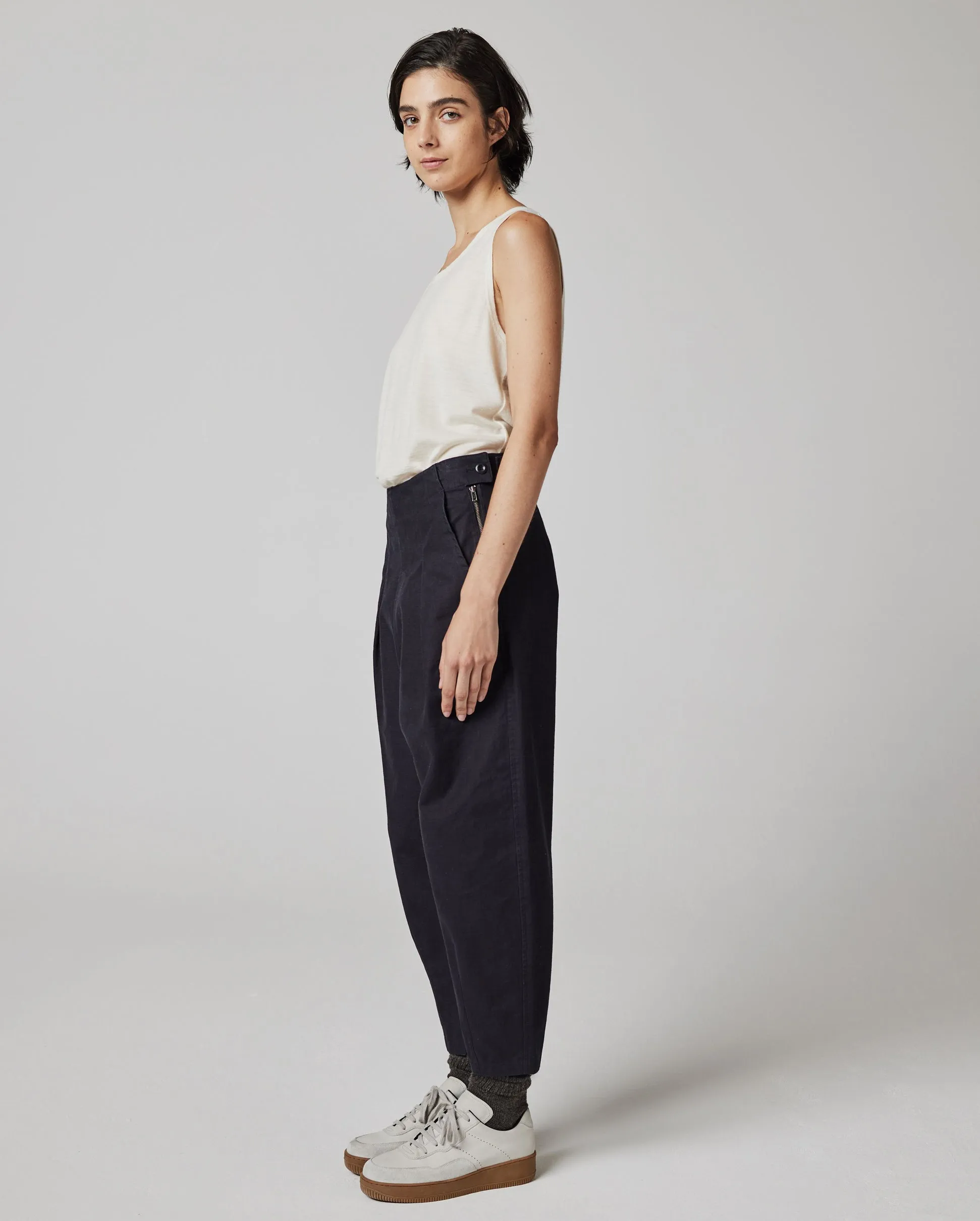 MHL DARTED HEM TROUSER / INDIGO