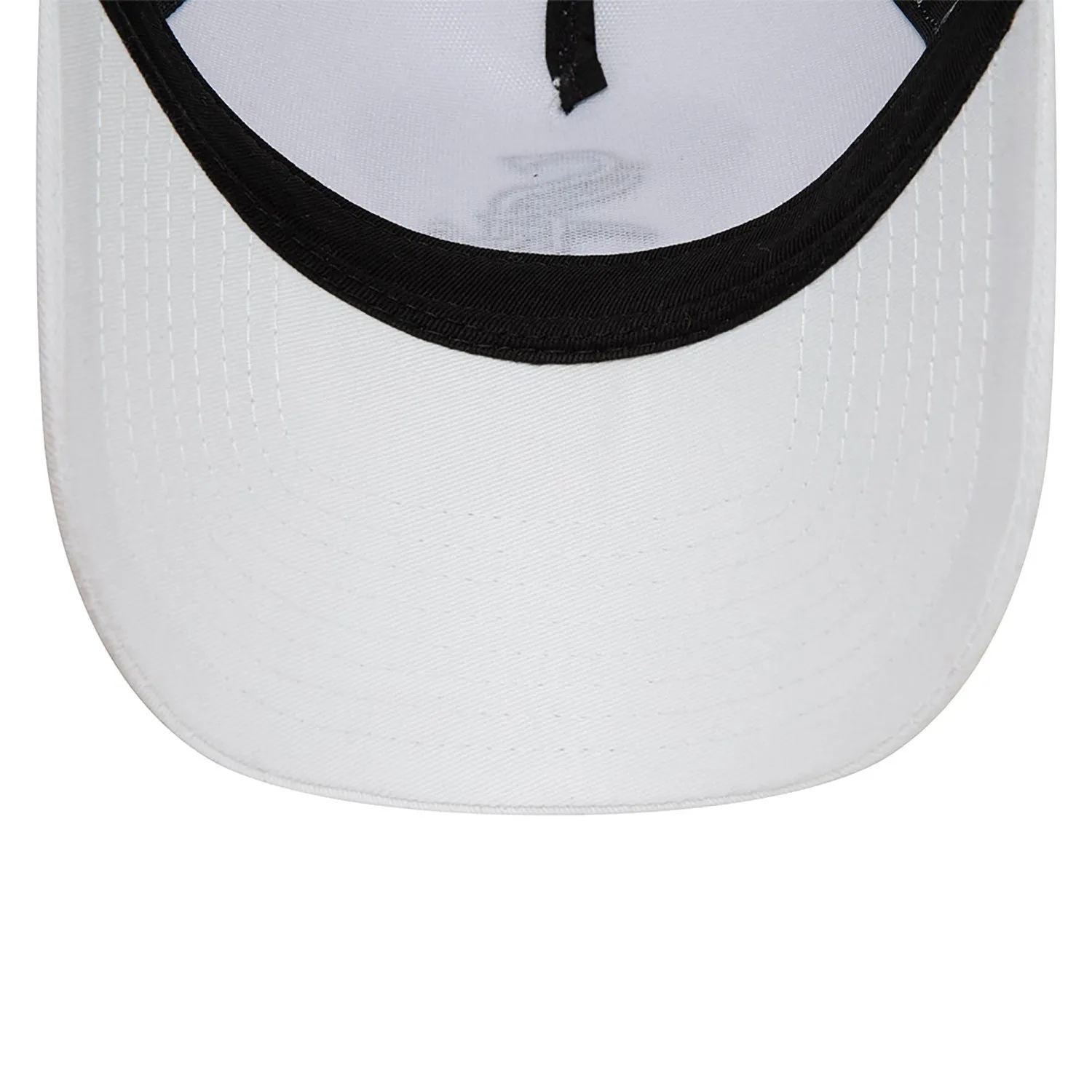 NEW ERA Chicago White Sox League Essential White Trucker Cap