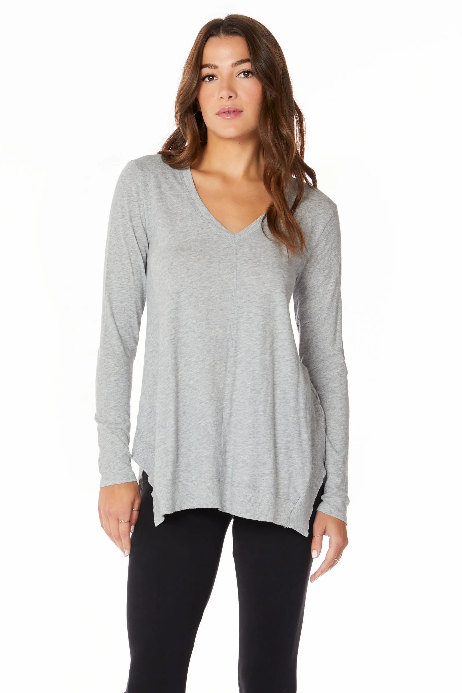 V-NECK LONG SLEEVE HEM TEE